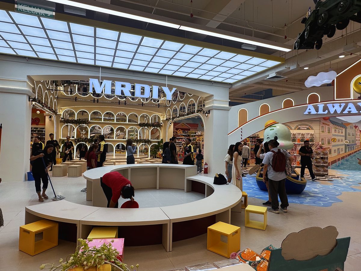 Curved bench and soft arch geometry in the kids zone