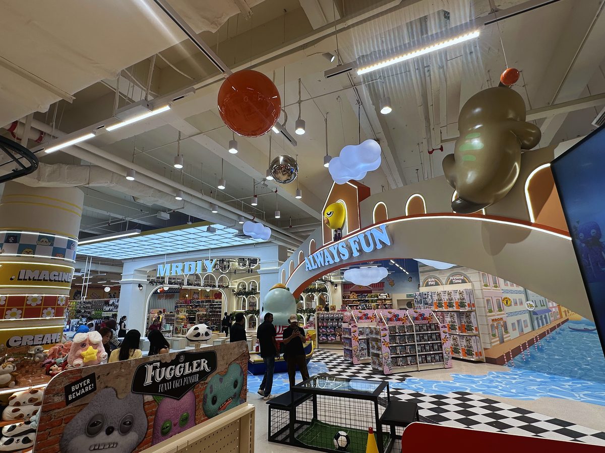 Fully enclosing colour environment in the plush zone