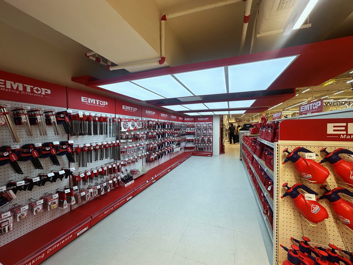 Hardware aisle fixtures