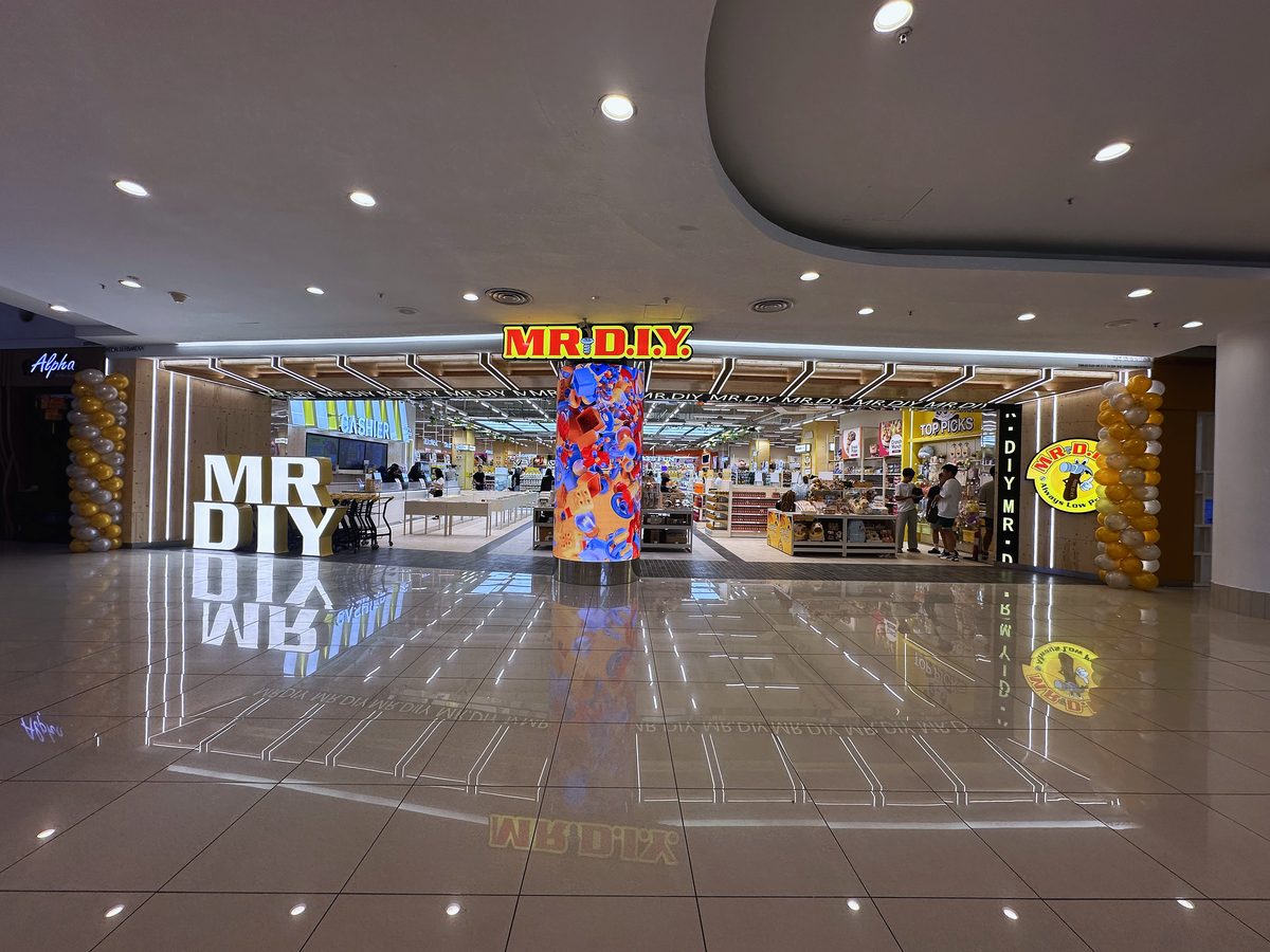 Shopfront entrance at Queensbay